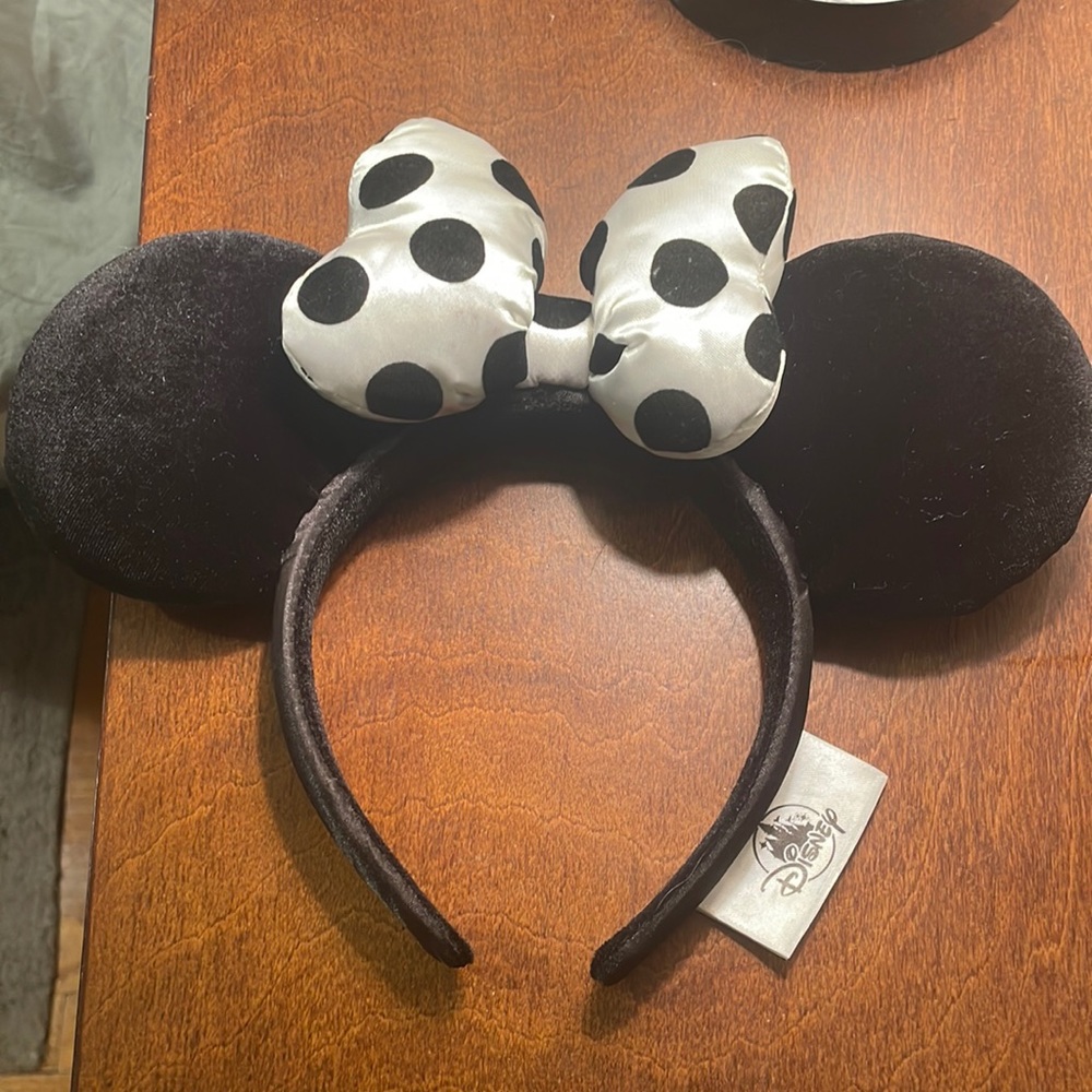 Like new Disney Ears: Minnie Dalmatian Bow